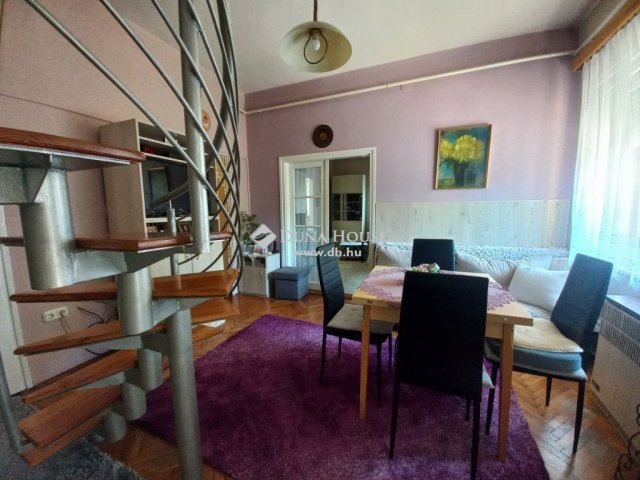 Eladó családi ház, Pécsett 89.9 M Ft, 7 szobás