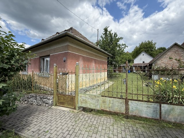 Eladó családi ház, Mányon 37.9 M Ft, 2 szobás