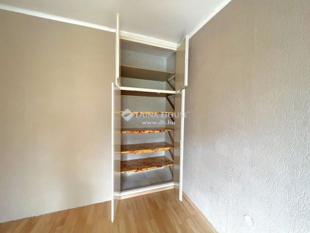 Eladó téglalakás, Veszprémben 41 M Ft, 1 szobás