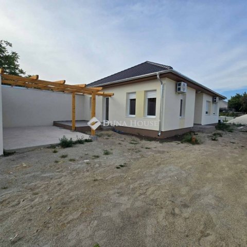 Eladó családi ház, Lajosmizsén 75 M Ft, 5 szobás