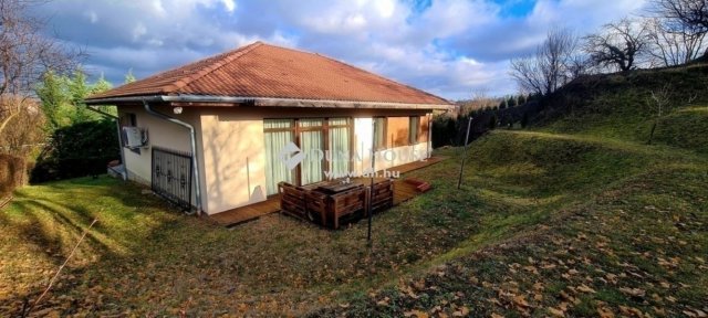 Eladó családi ház, Pécsett 87 M Ft, 3+1 szobás
