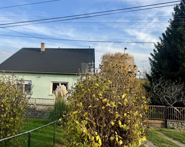 Eladó családi ház, Báron 32.499 M Ft, 6 szobás