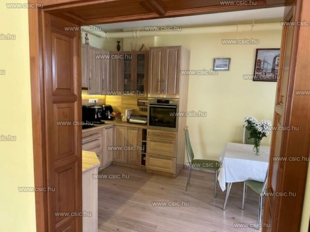 Eladó családi ház, Ürömön 215 M Ft, 4 szobás