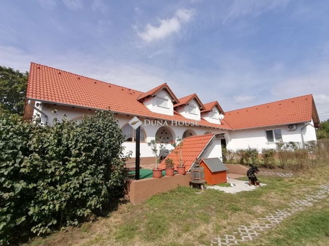Eladó családi ház, Nagyvenyimen 149 M Ft, 8 szobás