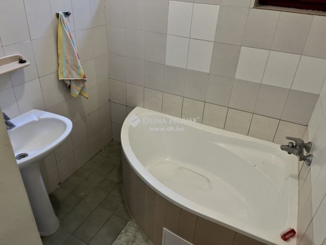 Eladó családi ház, Gödöllőn 199 M Ft, 6+1 szobás