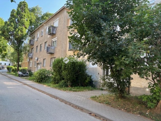 Eladó téglalakás, Esztergomban 27.9 M Ft, 1 szobás