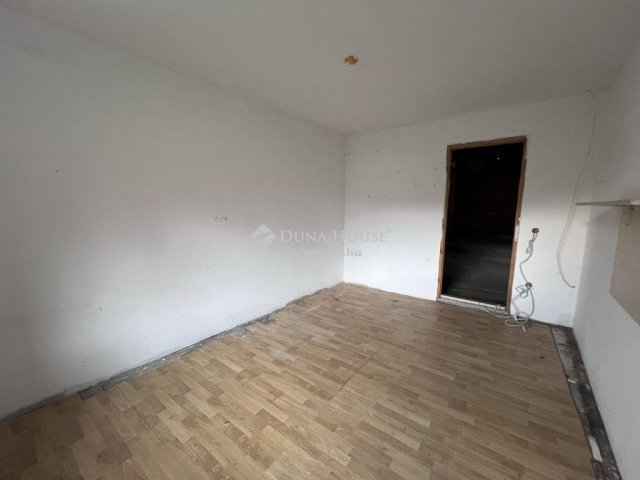 Eladó családi ház, Nyergesújfaluban 21.6 M Ft, 1 szobás