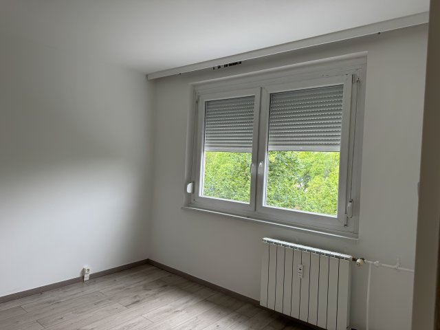 Eladó panellakás, Veszprémben 39.9 M Ft, 2 szobás