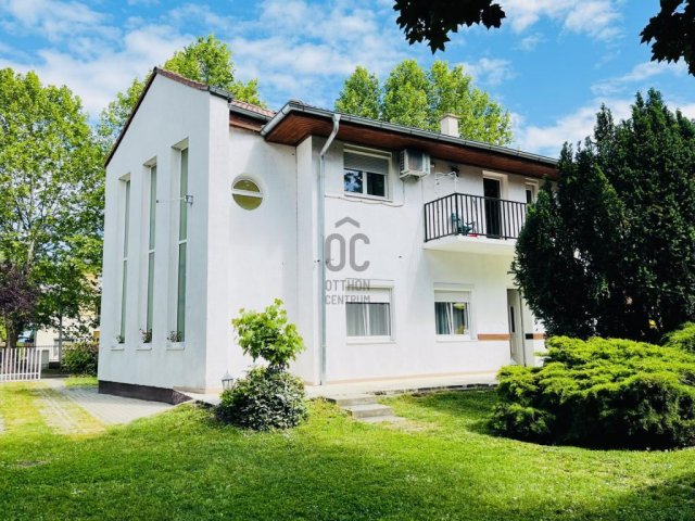 Eladó családi ház, Siófokon 389 M Ft, 9 szobás