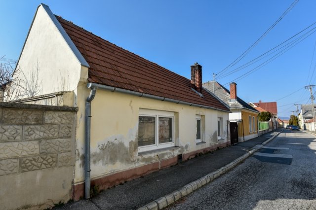 Eladó családi ház, Veszprémben 22.9 M Ft, 2 szobás