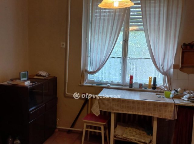 Eladó családi ház, Jászkisérén 12 M Ft, 2 szobás