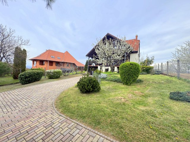 Eladó családi ház, Szadán 149.99 M Ft, 5 szobás