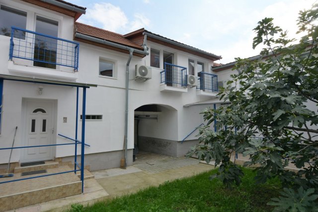 Eladó családi ház, Kecskeméten 80 M Ft, 8 szobás