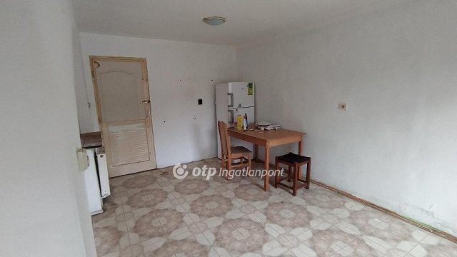 Eladó családi ház, Pécsett 19.9 M Ft, 2 szobás