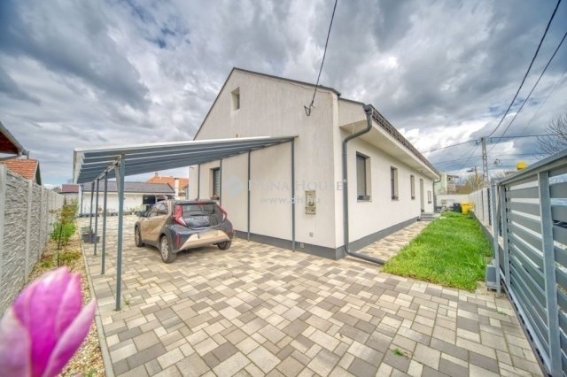 Eladó családi ház, Gyálon 189.9 M Ft, 11 szobás