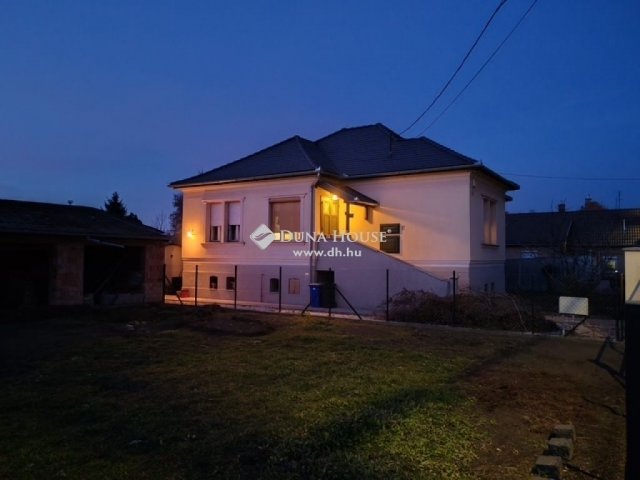 Eladó családi ház, Cegléden 84.9 M Ft, 3 szobás