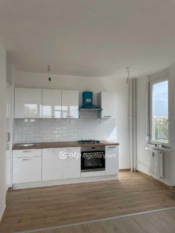 Eladó téglalakás, Gyöngyösön 44.5 M Ft, 3 szobás