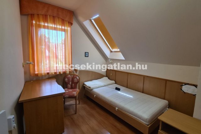 Kiadó téglalakás, albérlet, Pécsett 75 E Ft / hó, 1 szobás