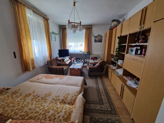 Eladó családi ház, Majson 28 M Ft, 5 szobás