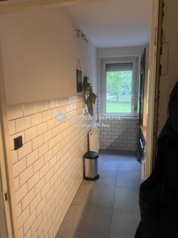 Eladó panellakás, Veszprémben 52 M Ft, 3 szobás