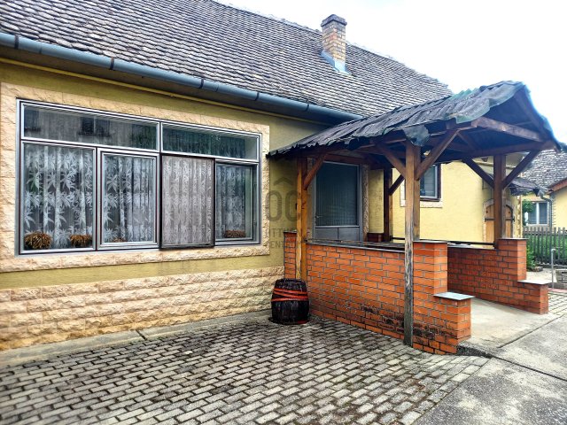 Eladó családi ház, Baján 18.4 M Ft, 2 szobás