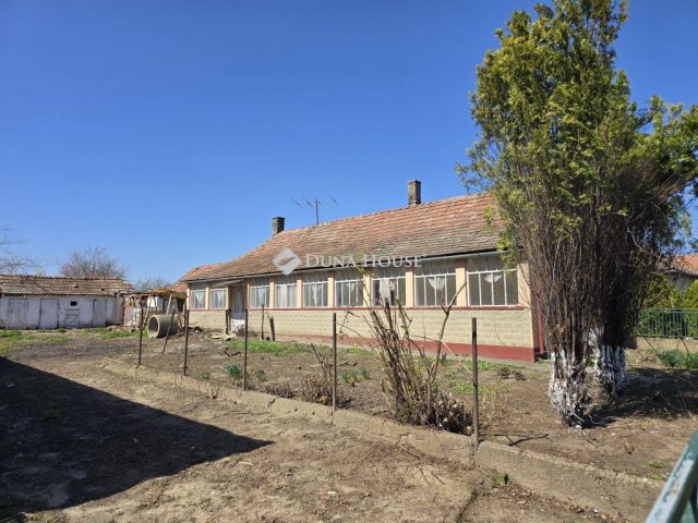 Eladó családi ház, Nagykarácsonyon 12 M Ft, 2 szobás