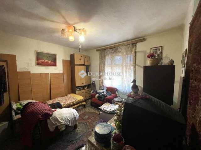 Eladó családi ház, Lábatlanon 19.5 M Ft, 2 szobás