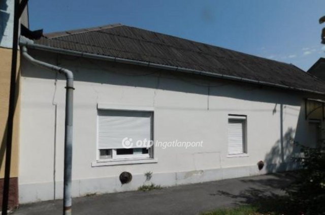 Eladó családi ház, Battonyán 2.7 M Ft, 2 szobás