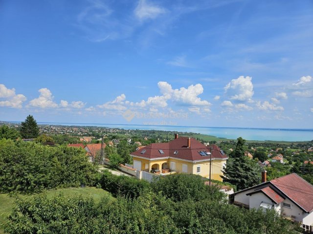 Eladó családi ház, Balatonfüreden 259 M Ft, 6 szobás