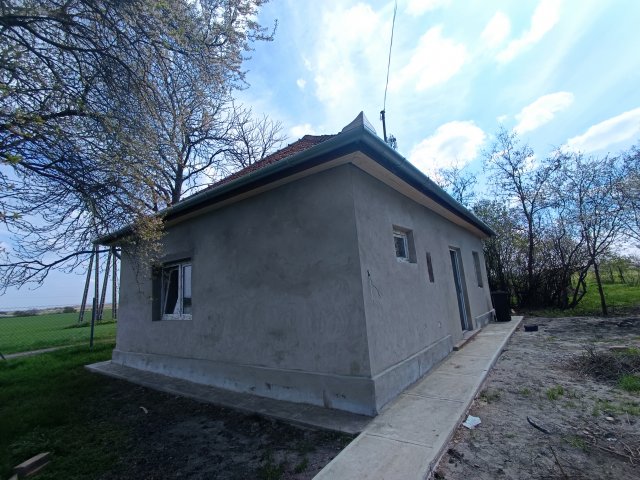 Eladó családi ház, Újszászon 19.5 M Ft, 2 szobás