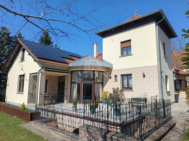 Eladó családi ház, Gödöllőn 330 M Ft, 6 szobás