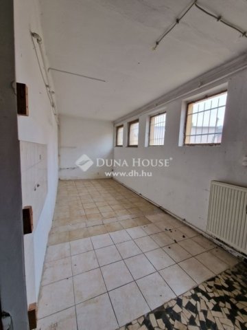 Eladó családi ház, Pécsett 119 M Ft, 6 szobás
