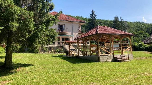 Eladó családi ház, Parádon 170 M Ft, 10 szobás