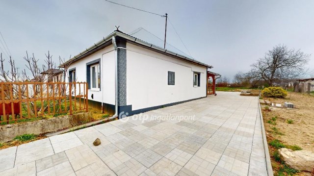 Eladó családi ház, Komorón 20.2 M Ft, 2 szobás