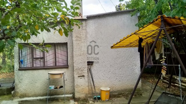 Eladó családi ház, Pécsett 3.4 M Ft, 1 szobás