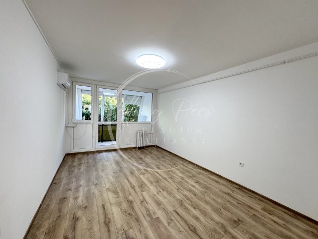 Eladó panellakás, Pécsett, Malomvölgyi úton 46.9 M Ft