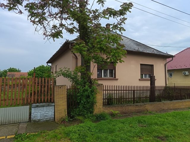 Eladó családi ház, Mendén 38.9 M Ft, 2 szobás
