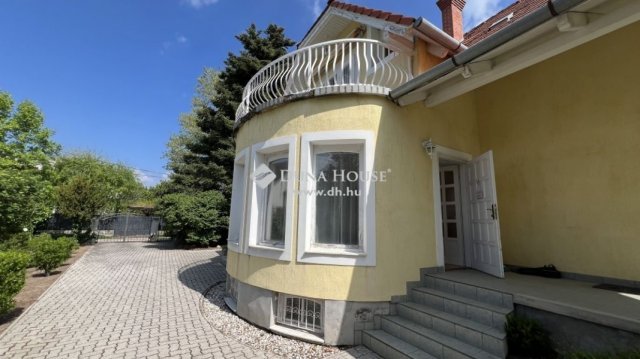 Eladó családi ház, Csopakon 215 M Ft, 8 szobás