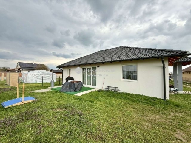 Eladó családi ház, Veszprémben 109.9 M Ft, 4 szobás