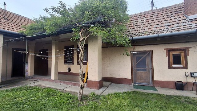 Eladó családi ház, Adácson 19.9 M Ft, 2 szobás