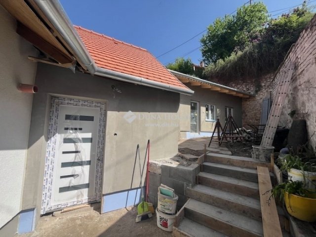 Eladó családi ház, Pécsett 81.9 M Ft, 3 szobás