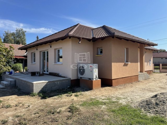 Eladó családi ház, Tápióságon 59 M Ft, 4 szobás