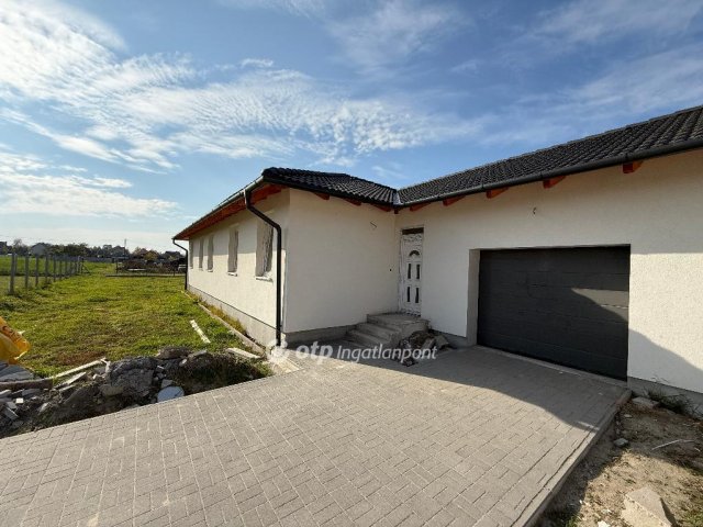 Eladó ikerház, Szigetcsépen 88.9 M Ft, 2+3 szobás