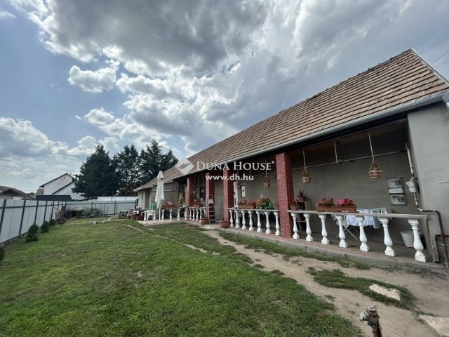 Eladó családi ház, Vecsésen 85 M Ft, 4 szobás