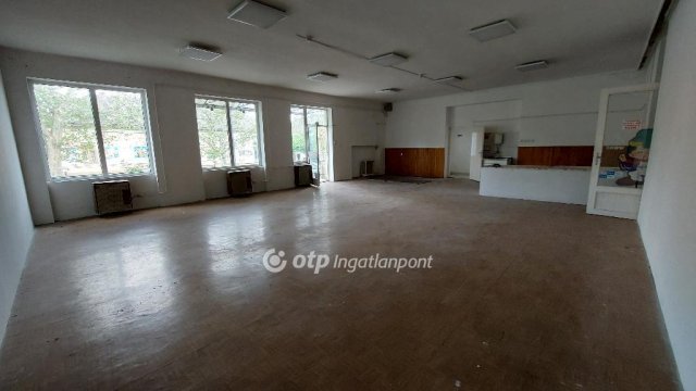 Eladó üzlethelyiség, Kisújszálláson 32.5 M Ft