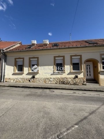 Eladó téglalakás, Pécsett 58 M Ft, 4 szobás