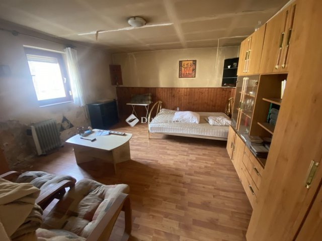 Eladó családi ház, Tasson 12 M Ft, 2 szobás