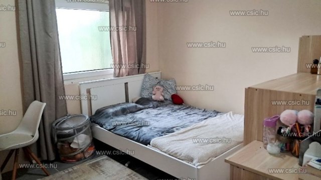 Eladó családi ház, Budapesten, XV. kerületben 79.9 M Ft