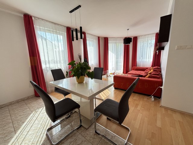 Eladó téglalakás, Szegeden 80 M Ft, 1+3 szobás
