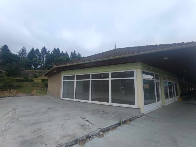 Eladó üzlethelyiség, Komlón, Városház téren 16.9 M Ft